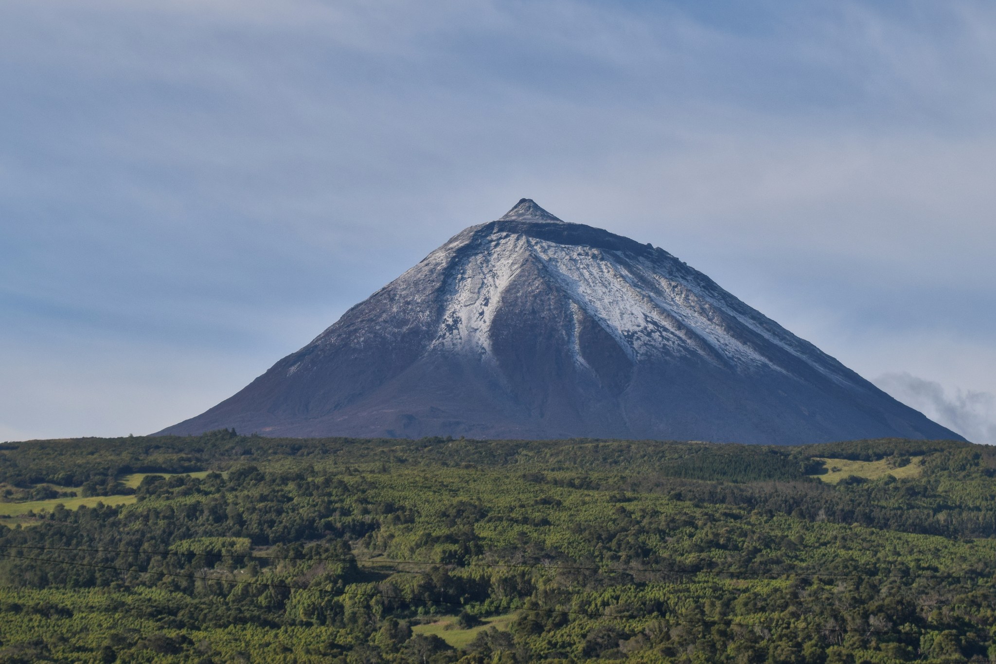 Il maestoso Monte Pico (2.351m) e i vigneti lavici