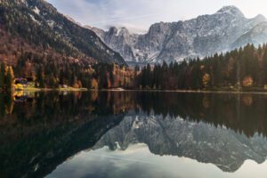 Laghi di Fusine e montagne riflesse nell'acqua