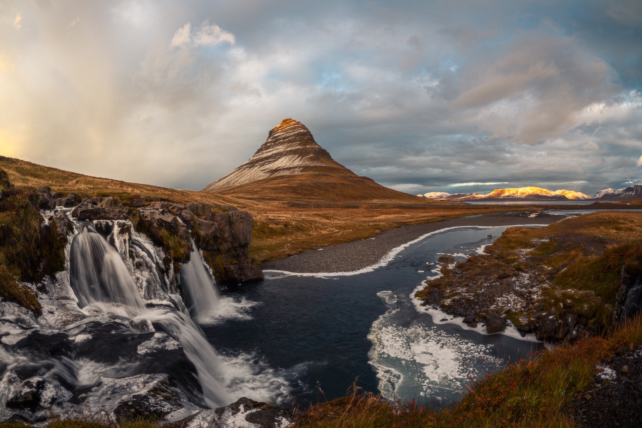 Monte Kirkjufell e cascate