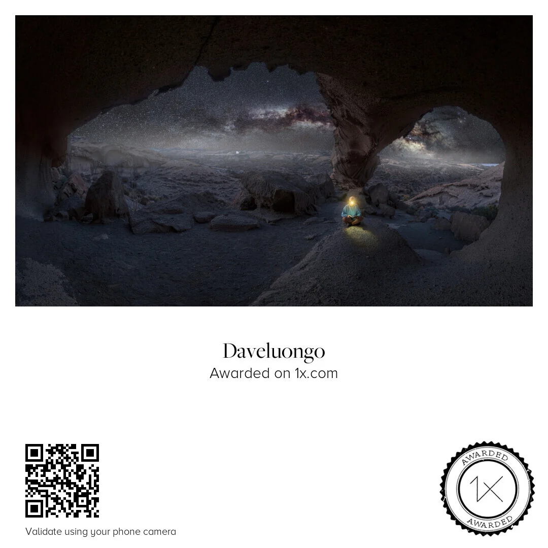 Paesaggio notturno incorniciato da una grotta, nella presentazione premiata su 1x