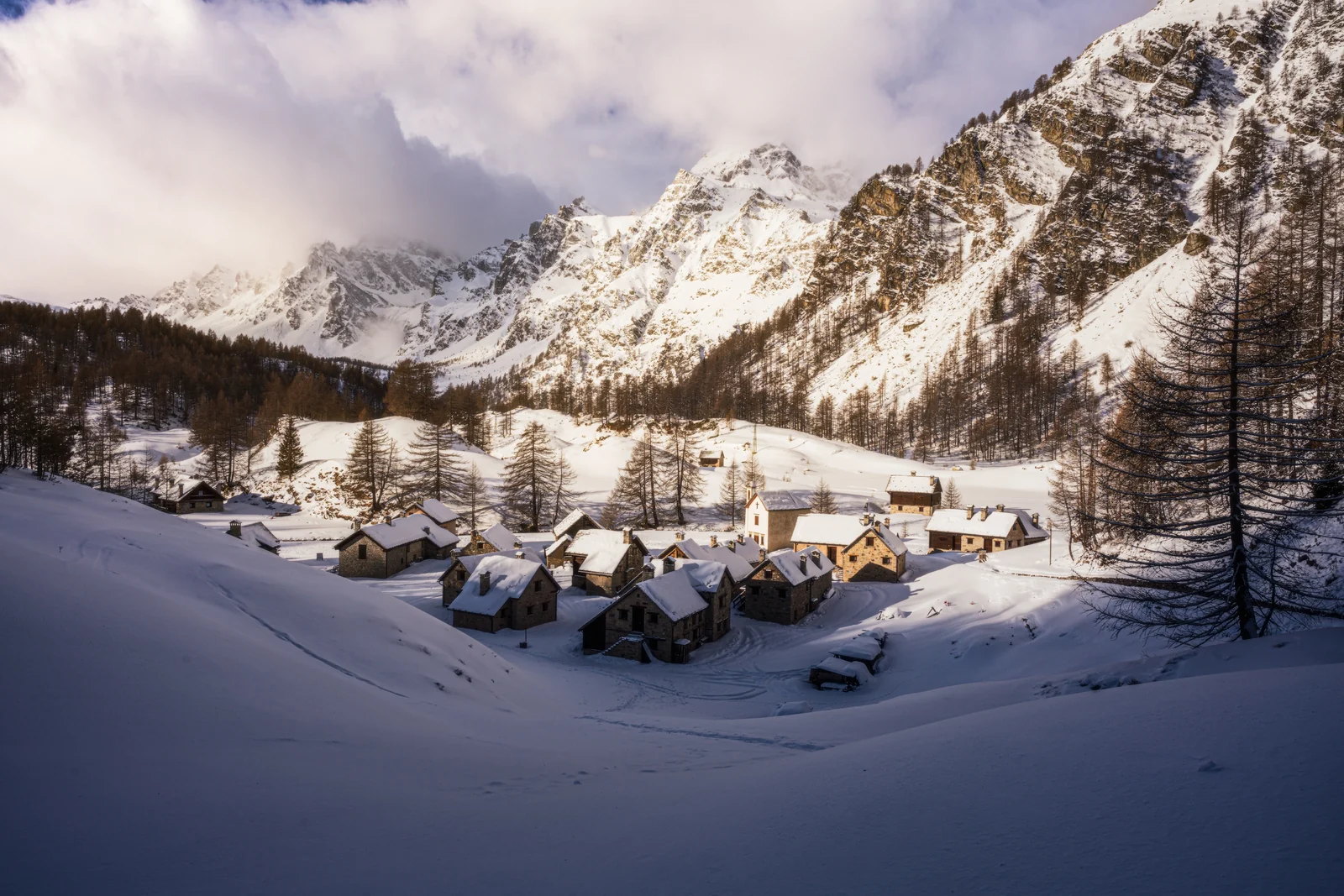 Borgo innevato ai piedi delle montagne